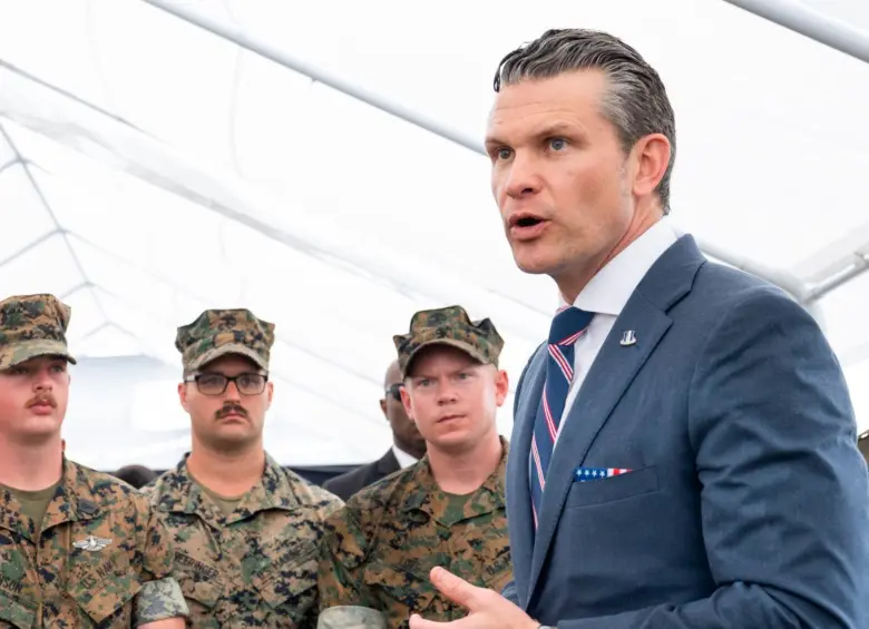 El secretario de Defensa (Guerra) de Estados Unidos, Pete Hegseth, insiste en que los ataques de su país contra embarcaciones en el Caribe y el Pacífico son legales. FOTO: Tomada de X @SecWar