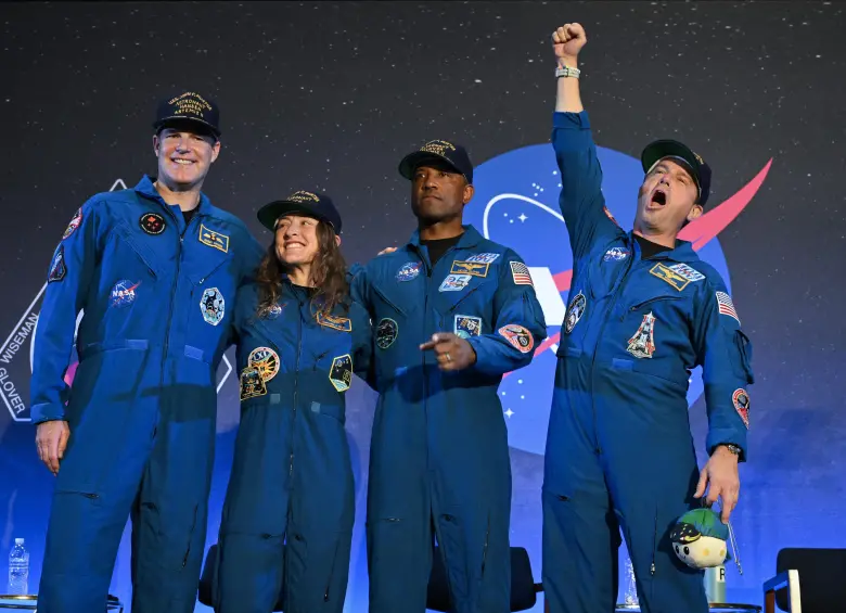 Los astronautas Jeremy Hansen, Christina Koch, Victor Glover y Reid Wiseman, tripulantes de la misión Artemis II, tras su regreso a la Tierra el viernes después de 10 días en el espacio. FOTO AFP