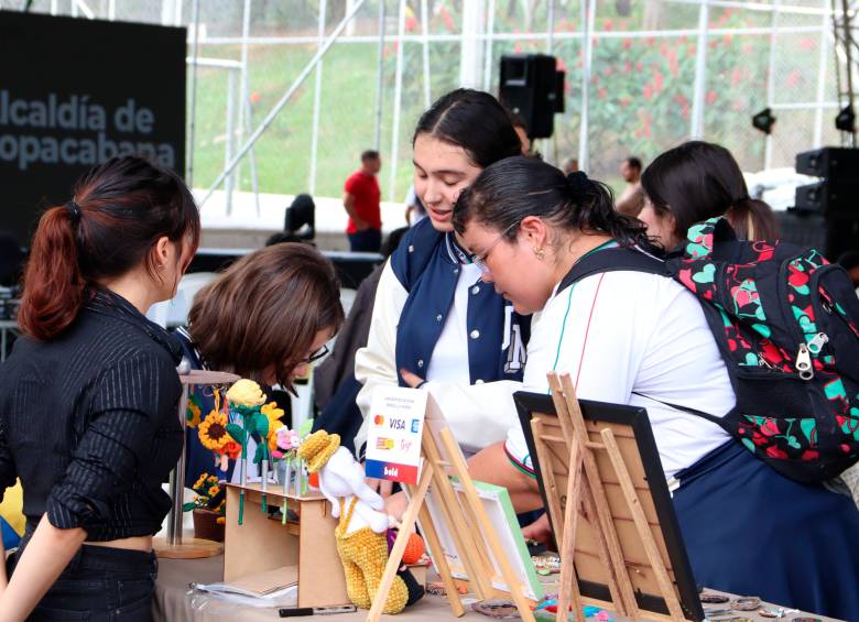 Stands con libros y también emprendimientos se ven en esta feria. FOTO Cortesía