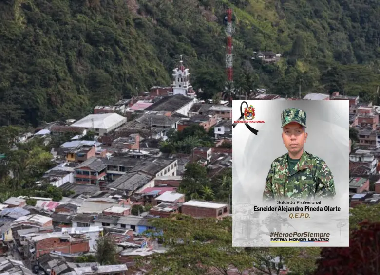 Adelante, el soldado asesinado por las Disidencias. Atrás, el municipio de San Andrés de Cuerquia. Foto: Manuel Saldarriaga Quintero