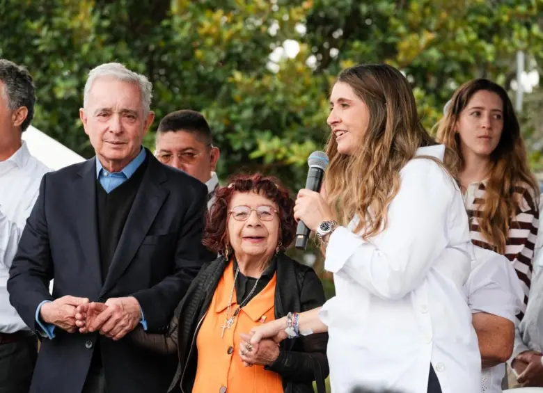 La candidata estuvo en tarima junto a Aníbal Gaviria, Álvaro Uribe y la comunidad de adultos mayores del municipio. Foto: Cortesía.