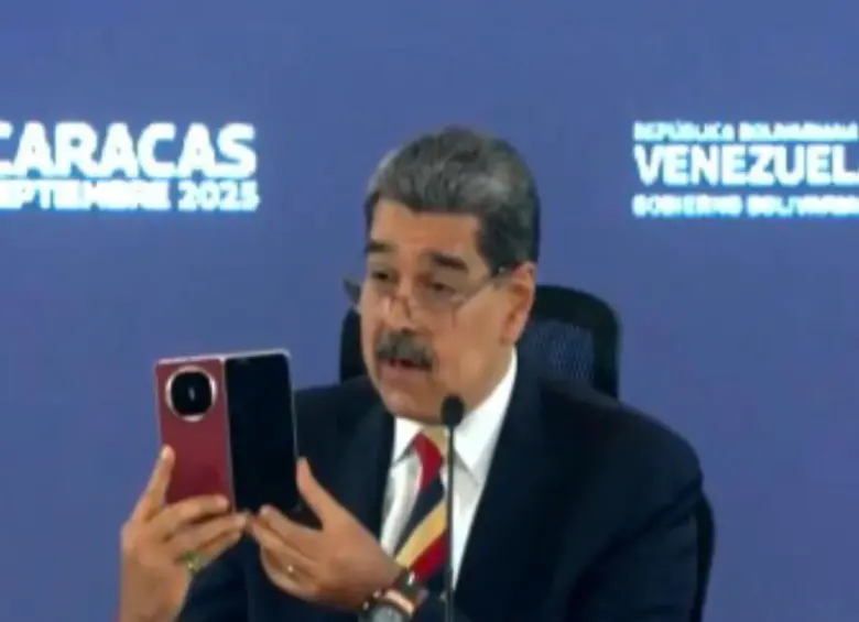 Nicolás Maduro presumió un Huawei que en Colombia cuesta aproximadamente 10 millones de pesos. Foto: Captura de video