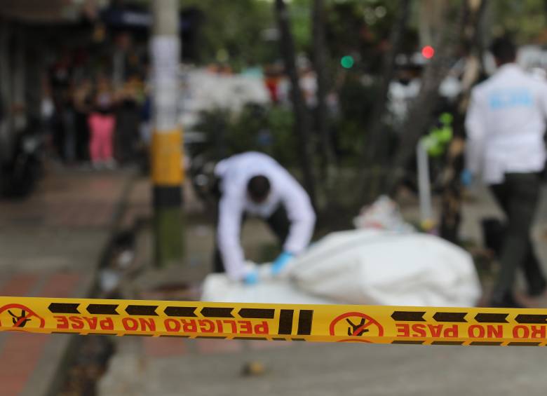 Las autoridades abrieron una investigación para esclarecer las condiciones en las que fueron asesinados dos habitantes de calle en Medellín. FOTO: Edwin Bustamante Restrepo. Archivo El Colombiano