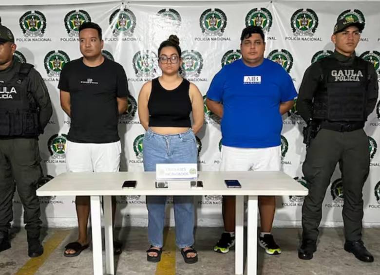 Los dos hombres y la mujer capturados por extorsión. El de azul fue el que enamoró a la de la joyería. FOTO: Policía Metropolitana de Barranquilla