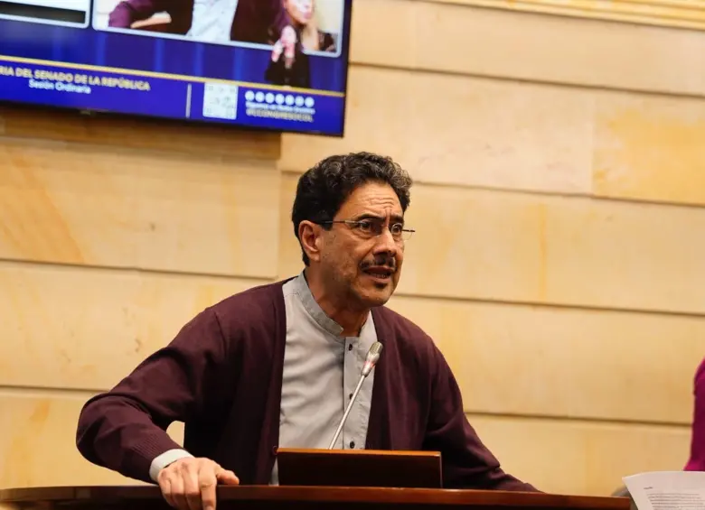 Iván Cepeda aclara que seguirá en la contiendo electoral. Foto