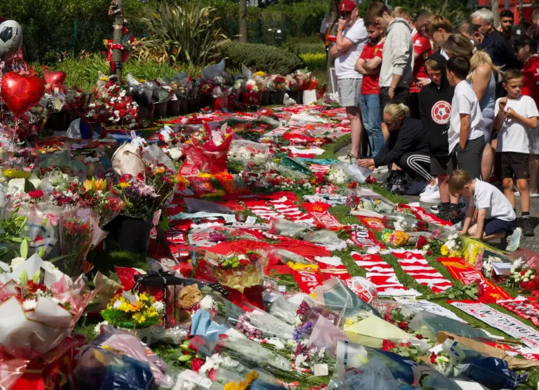Miles de hinchas dejando objetos a las afueras de Anfield para hacer un homenaje a Diogo Jota. FOTO: AFP