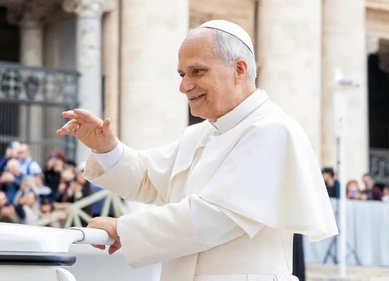 El papa León XIV fue identificado por internautas en plataformas educativas, donde retoma el aprendizaje del alemán y practica italiano desde su teléfono móvil. FOTO: AFP. 