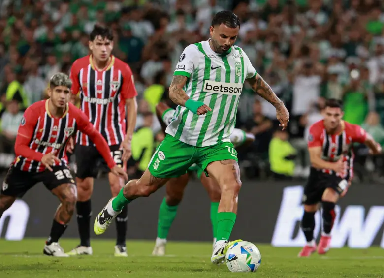 El volante antioqueño Edwin Cardona no tuvo buena puntería en el partido entre Atlético Nacional y Sao Paulo que se jugó en el Atanasio. Erró dos penaltis. FOTO: MANUEL SALDARRIAGA