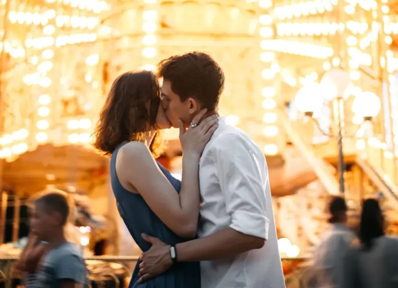 Cada 13 de abril se celebra el Día Internacional del Beso en recuerdo del récord del beso más largo del mundo. Foto: Getty Images
