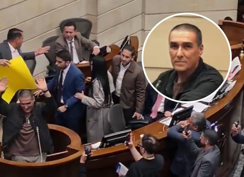 Matador alza los brazos mientras congresistas de diferentes partidos políticos impiden que hable en el Congreso por sus polémicas relacionadas con violencia de género. Foto: Captura de video redes sociales.