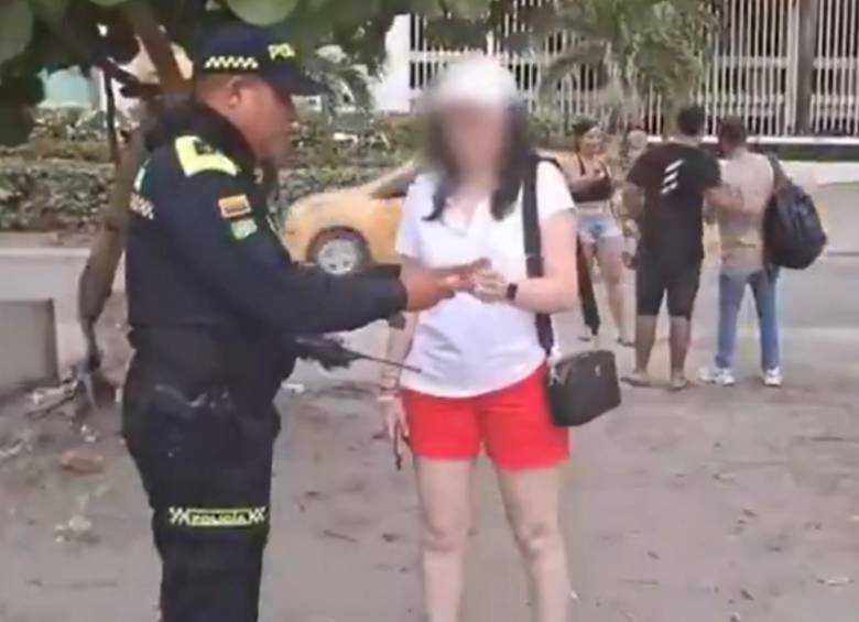 Según las autoridades, la mujer fue obligada a ir a retirar el dinero para pagarles a los vendedores informales por los productos y servicios. FOTO: CAPTURA CORTESÍA VIDEO NOTICIAS CARACOL