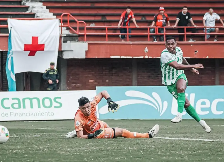 Alfredo Morelos, afectado por el ataque, marcando uno de los goles de Nacional en el partido. FOTO: Redes sociales Atlético Nacional