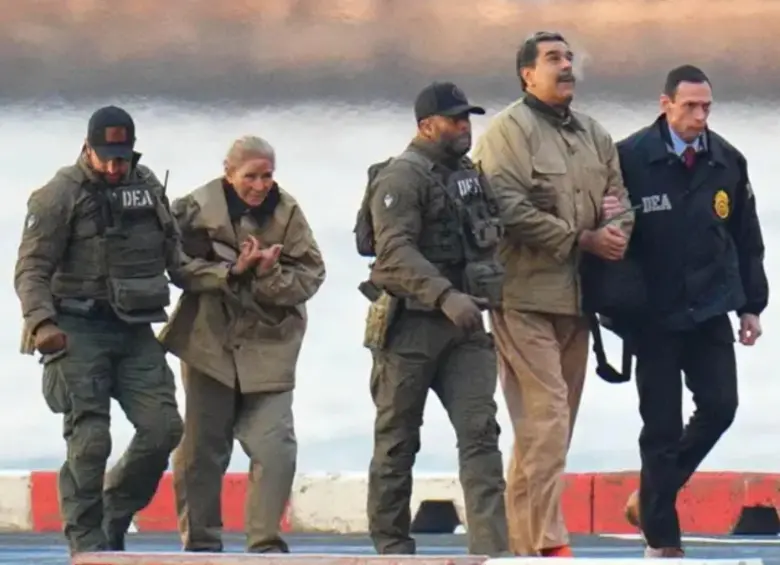 El presidente Nicolás Maduro cuando fue capturado y llevado a Estados Unidos junto con su esposa. FOTO: Getty