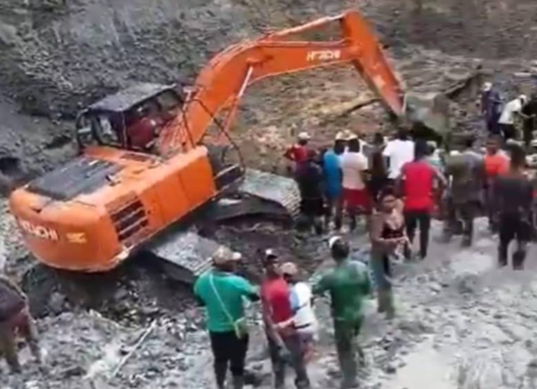 Una excavadora remueve restos de tierra tras el derrumbe en la mina Santa Bárbara en Iscuandé, Nariño. Foto: Captura de video redes sociales.