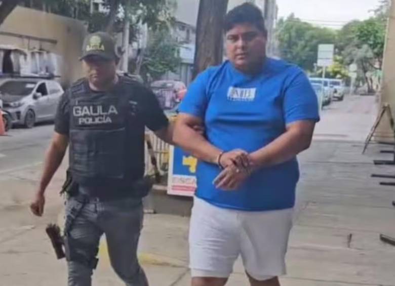 Por medio de un operativo del Gaula de la Policía, capturaron a este hombre y sus otros dos compañeros por extorsión. FOTO: Captura video Policía Nacional y Julio Cesar Herrera