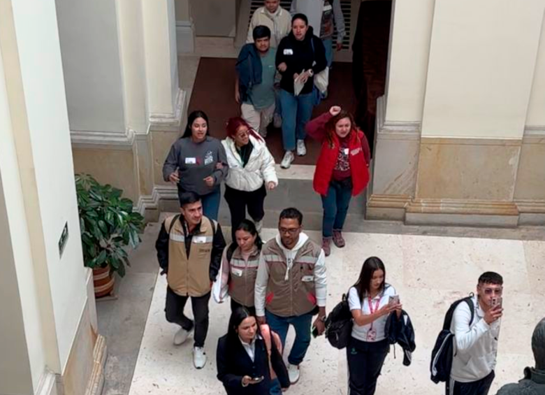 El pasado martes decenas de jóvenes, que se encontraban de visita en el Congreso, protestaron tras el virtual hundimiento de la reforma. FOTO: EL COLOMBIANO