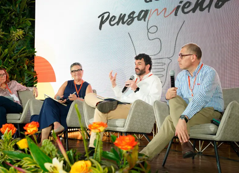 De izquierda a derecha: Luz María Sierra, Rocío Arango, Hernando Santamaría y Alfonso Ospina en el primer panel del Festival del Pensamiento en Santa Fe de Antioquia. FOTO Prisa Media