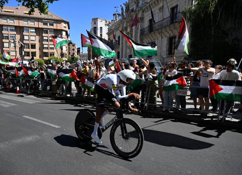 Los contratiempos de orden público durante las protestas podrían colocar en riesgo La Vuelta a España. Foto: GETTY