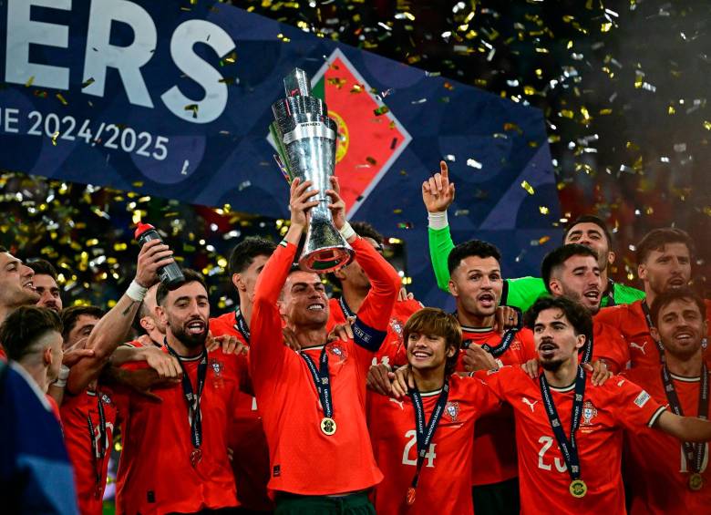 Cristiano Ronaldo levantó el tercer trofeo en su carrera con la selección de Portugal. FOTO: AFP