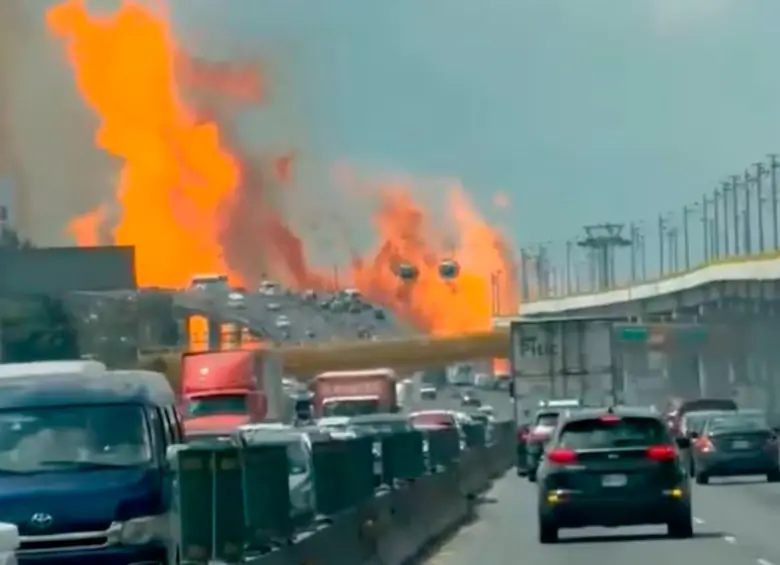 Así se veían las llamas del accidente ocurrido en Ciudad de México en medio de un puente. FOTO: Captura de video