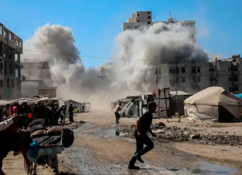Un almacén donde se habían refugiado “decenas” de personas fue uno de los blancos de los bombardeos aéreos del ejército israelí en Ciudad de Gaza. FOTO: Xinhua