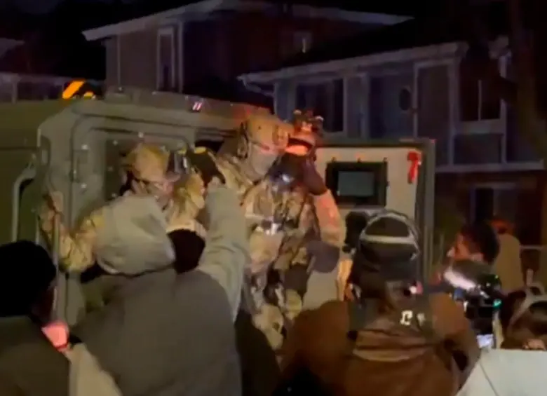 Tras el hecho que dejó a un hombre venezolano herido, una multitud de manifestantes llegó al lugar donde ocurrió para increpar a los agentes del ICE. FOTO: Captura de video freedomnews.tv