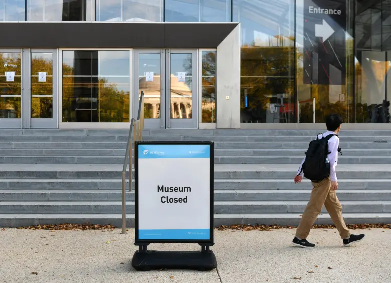 <span class=mln_uppercase_mln>Cierre</span><b><span class=mln_uppercase_mln> en la entrada del Museo Nacional del Aire y el Espacio, en Washington D.C., Estados Unidos, en medio del cierre del Gobierno federal. FOTO: Xinhua</span></b>
