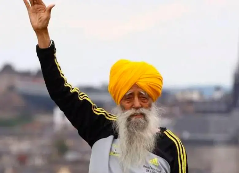 Fauja Singh corrió maratones completos (carreras de 42 kilómetros de distancia) hasta los 100 años. FOTO: Tomada de X @kharge