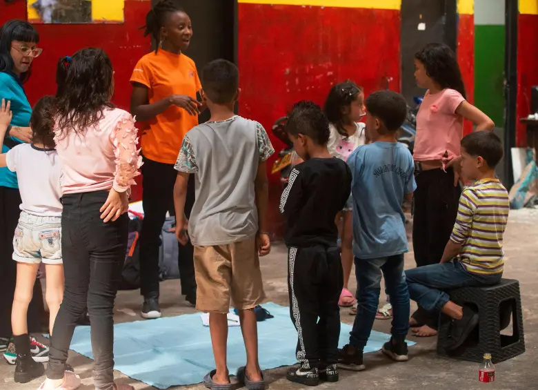 La combinación de deserción en secundaria, bajos niveles de aprendizaje y una fuerte penalización laboral para quienes no completan su educación termina consolidando un círculo de desigualdad difícil de romper. FOTO ESNEYDER GUTIÉRREZ. 