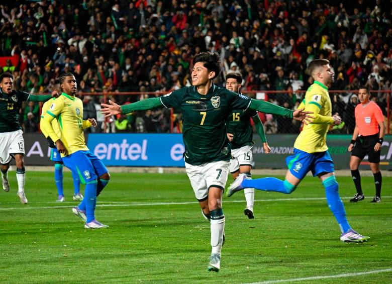 El delantero boliviano Miguel Terceros, quien llegó a siete goles en eliminatorias, marcó de penalti contra Brasil. FOTO: AFP