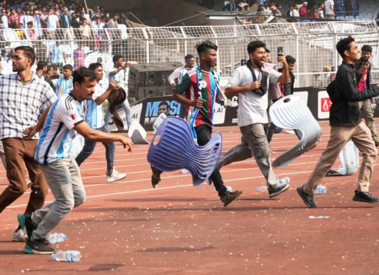Aficionados invadieron el terreno de juego para poder ver a Lionel Messi. Foto: redes sociales 