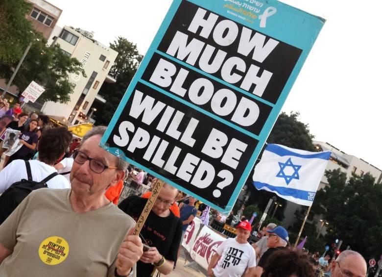 Los manifestantes levantan pancartas y corean consignas durante una protesta antigubernamental en Tel Aviv el 31 de julio, pidiendo el fin de la guerra en Gaza. FOTO: AFP