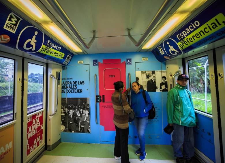 Por primera vez, la Bienal Internacional de Arte de Antioquia y Medellín viaja en los rieles del sistema, convertida en una exposición itinerante que lleva cultura a más de un millón de usuarios cada día. FOTO Camilo Suárez