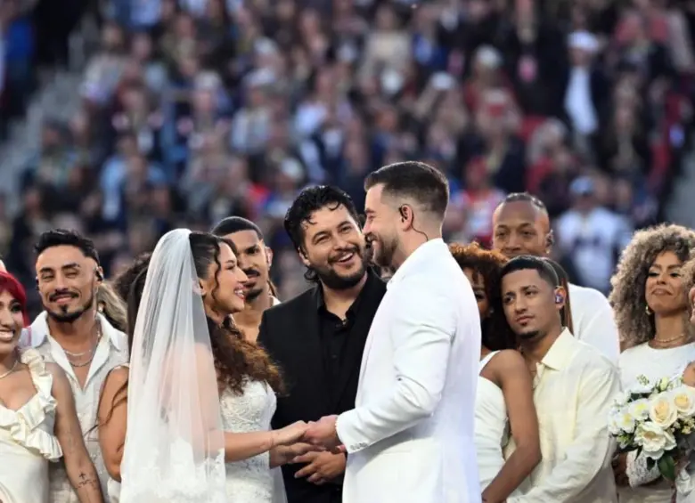El pastor Antonio Reyes ofició la boda en el Levi’s Stadium en California con los invitados de la pareja. FOTO: AFP