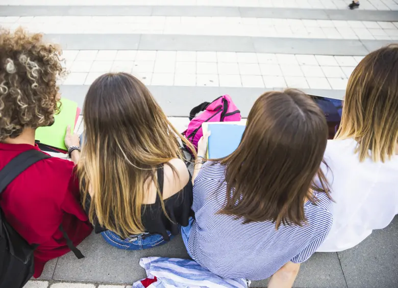 Padres del Colegio Sorrento denunciaron que estudiantes de secundaria son presionados a participar en juegos de “verdad o reto” que derivan en actos sexuales dentro de los baños de la institución. Imagen de referencia, Freepik. 