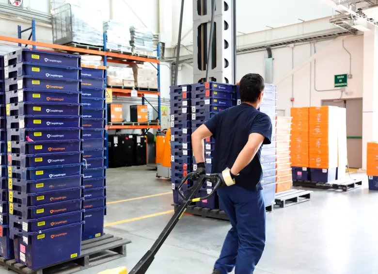 La operación logística de Coopidrogas en Bello moviliza más de 36 millones de unidades de medicamentos al año, fortaleciendo la red farmacéutica en la región. FOTO cortesía Coopidrogas