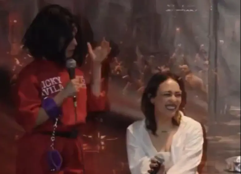 La congresista Laura Beltrán (derecha), del Pacto Histórico, se ríe junto a la comediante María Camila Fonseca en un evento. Foto: Captura de video.
