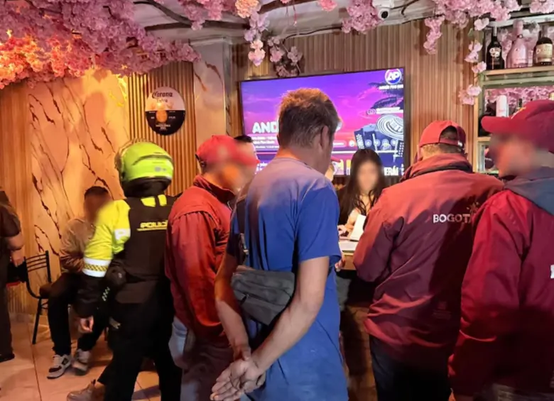 En medio del operativo, las autoridades cerraron tres establecimientos comerciales en esta zona de Bogotá. FOTO: Alcaldía de Bogotá y Policía Metropolitana