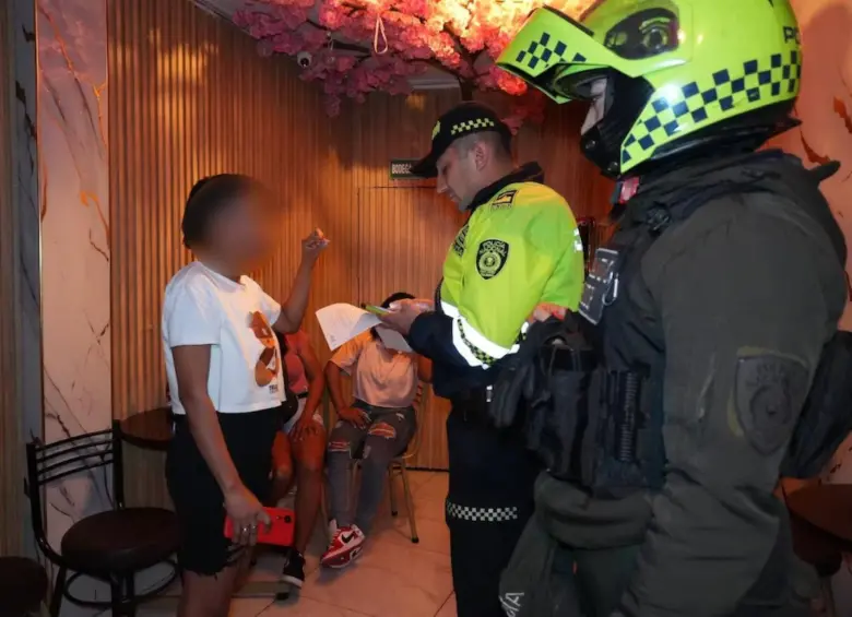 A la menor le restablecieron sus derechos por estar tomando licor en un local comercial. FOTO: Alcaldía de Bogotá y Policía Metropolitana
