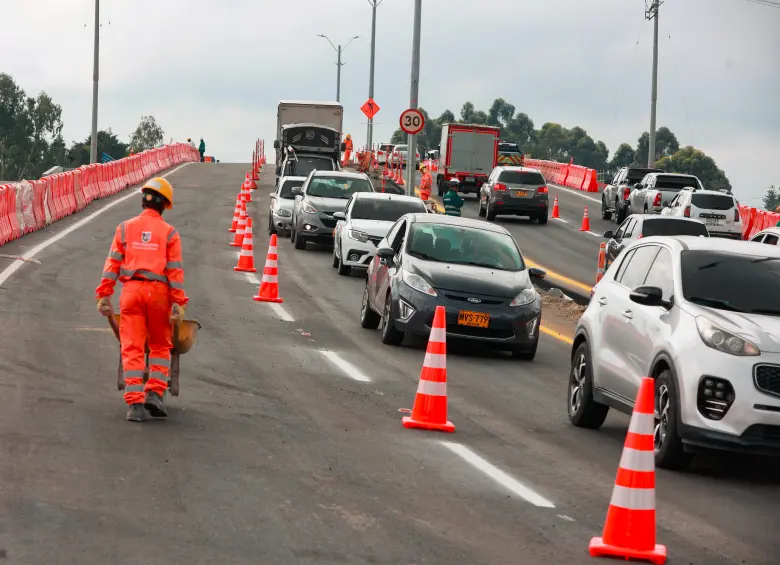 En la mañana de este martes se logró dar paso en el puente del intercambio al aeropuerto José María Córdova, de Rionegro. FOTO: Manuel Saldarriaga