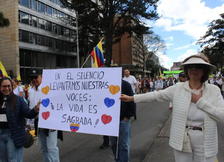 Colombia se unió en silencio para pedir respeto por la vida. Foto: Loren Buitrago