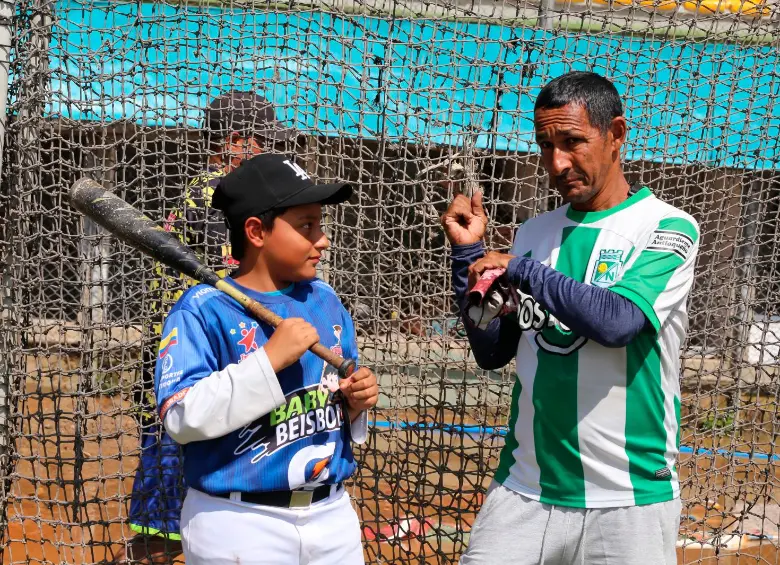 Emanuel Ortiz y su papá, Luis Fernando, comparten en el diamante Luis Alberto Villegas de Medellín. Ellos son protagonistas de una apasionante historia familiar que busca salir adelante. FOTO donaldo zuluaga-los paisitas