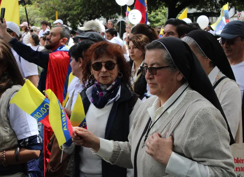 El blanco predominó en la jornada de las Marchas del Silencio en rechazo al atentado hacia Miguel Uribe. Foto: Loren Buitrago