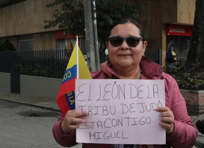 Con carteles hechos a mano, ciudadanos expresaron su apoyo al senador. Foto: Loren Buitrago