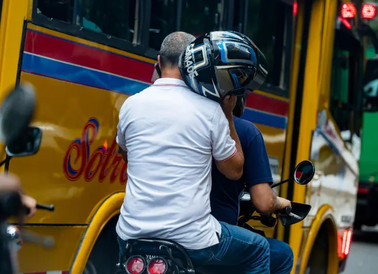 El ‘parrillero’ de una moto hablando por celular. FOTO: CAMILO SUAREZ