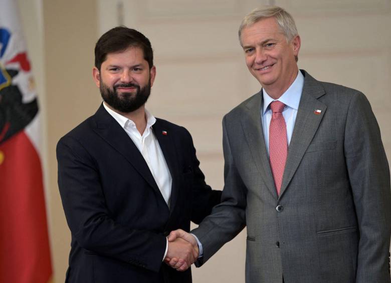 Gabriel Boric felicitó a quien será su sucesor en la Presidencia, José Antonio Kast. Foto: AFP