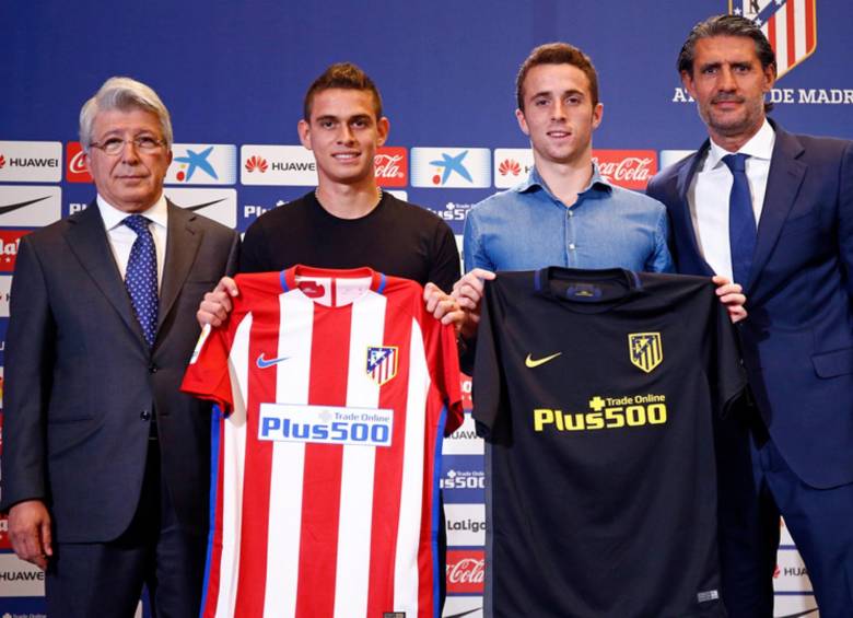 Diogo Jota y Santos Borré posando con la camiseta del Atlético de Madrid en medio de su presentación. FOTO: ATLÉTICO DE MADRID