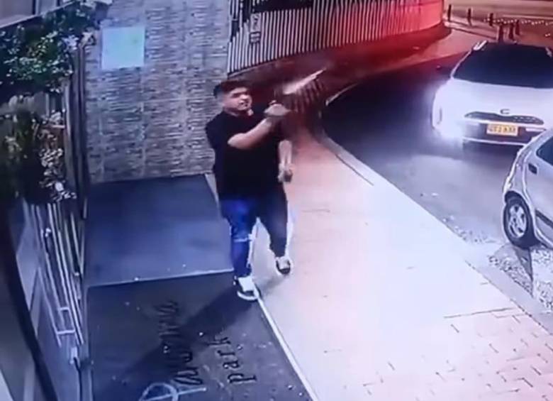 Un hombre hizo varios disparos al aire en un conjunto residencial de Bogotá; las autoridades investigan el caso. FOTO: captura de video de seguridad