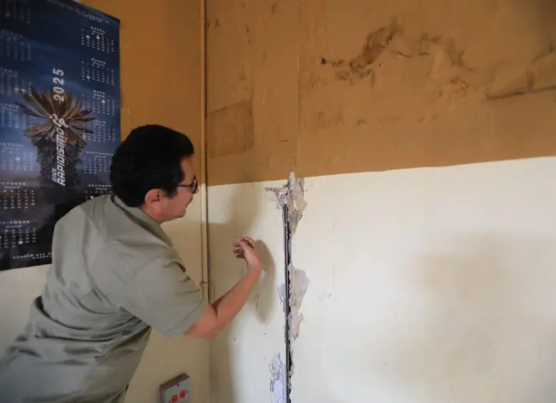 El deterioro del antiguo edificio es evidente y se requiere urgentes intervenciones en él. Por ejemplo algunos salones tienen daños y humedades de varios metros de largo. FOTO: Esneyder Gutiérrez.