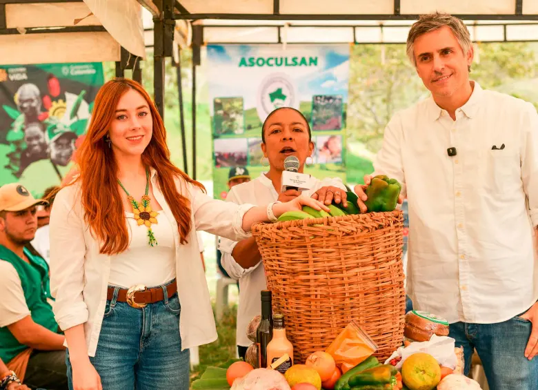 De izquierda a derecha: Gloria Miranda, directora de Sustitución de Cultivos de Uso Ilícito de Colombia; Diana Cano, presidenta de Asoculsan y Carlos Calleja, presidente de Grupo Éxito. 
